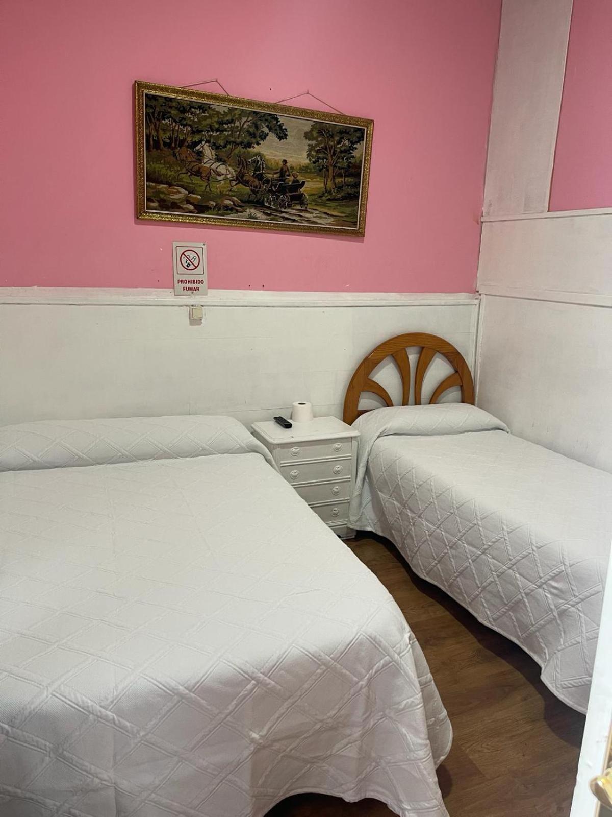 Hostal Daniel Madrid Exterior photo