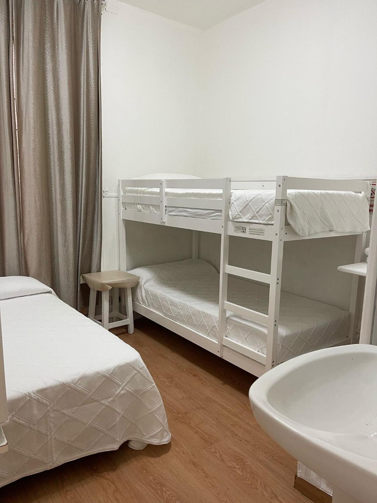 Hostal Daniel Madrid Exterior photo
